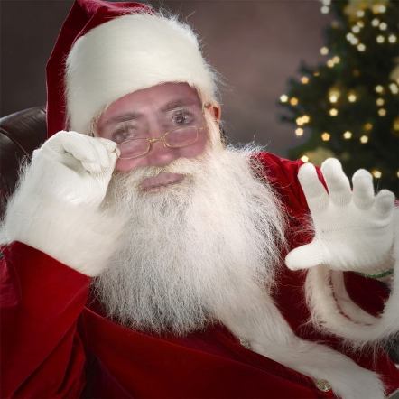 Estou vestido de Papai Noel para desejar a todos vocês um Feliz Natal