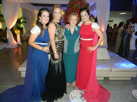 Ana Clara e Maria La Salette Souza com sua mâe Yeda Oliveira e Mariana Santana Souza