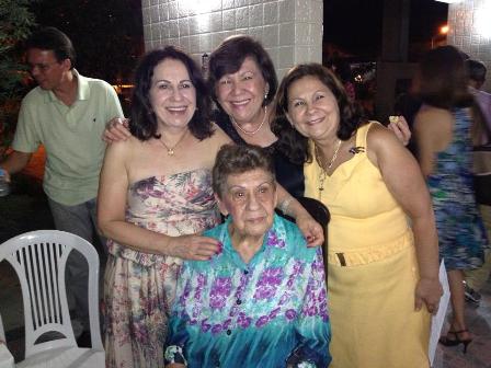 Hilda Carneiro entre as filhas Silvia, Leni e Maria Aparecida
