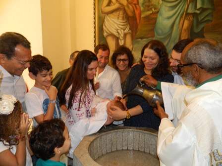 Momento do batismo pelo diacono Beto