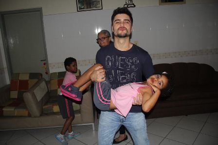 Guilherme Leicam brincando com as meninas