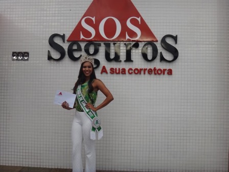 Miss Feira recendo mimo da SOS Seguros