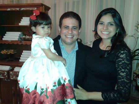 O Vereador Fernando Muniz com sua esposa Rosyara Muniz e a linda Maria Fernanda, filha do casal. 
