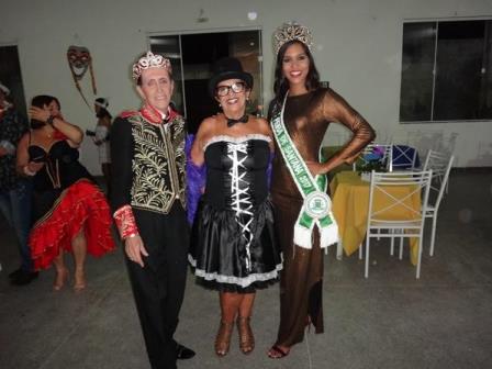 Presidente da Casa da Amizade Katia Mansur entre Ailton Pitombo e a Miss Feira Carolina Lima Silva