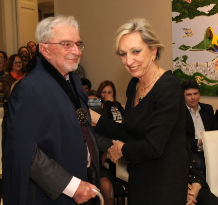 Doris entrega Colarda Academia Brasileira de Moda para seu marido Raul Spohr