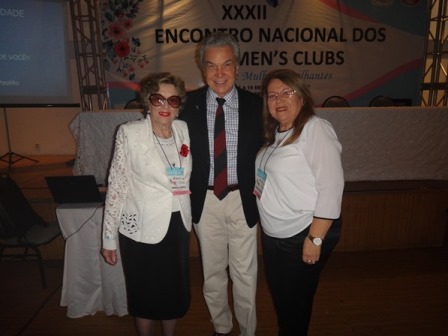 Dr. Volney Pitombo entre a Presidente Nacional do Womens Club Orquideia Corfiole e Yara Maria Portugal Lima e Cruz presidente do Women's Club de Feira de Santana
