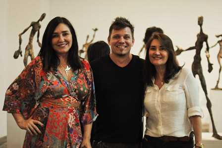 Rudi Sgarbi ladeado por Cacau Dias e Leila Chaves 