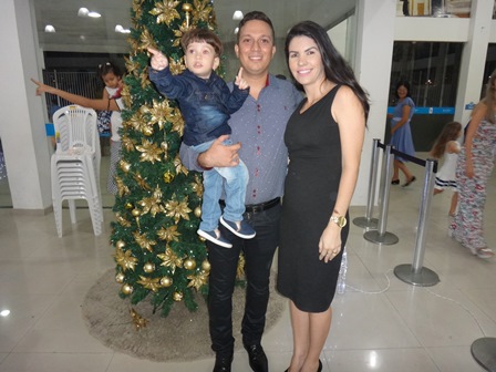Roderick e Gemima Fernandes e seu filho Levi