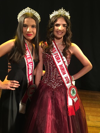 Miss Feira 2017 Kamila Santana Cardoso com a Miss Feira 2018 Maria Clara Eloy da Silva